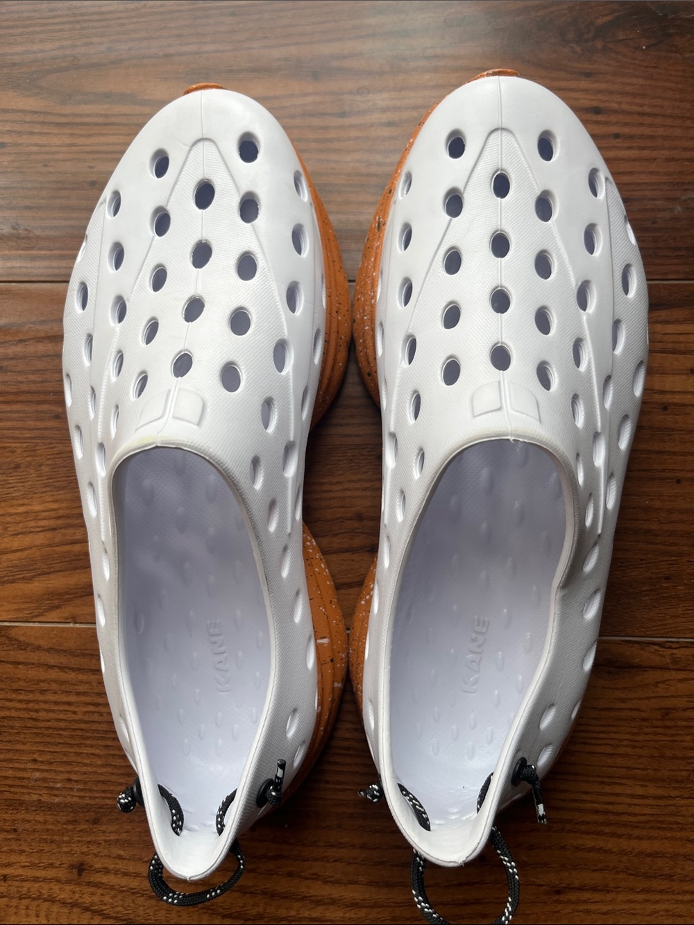 Men’s size 11 Kane Active Recovery Shoe | White / Orange Speckle sole NWOT